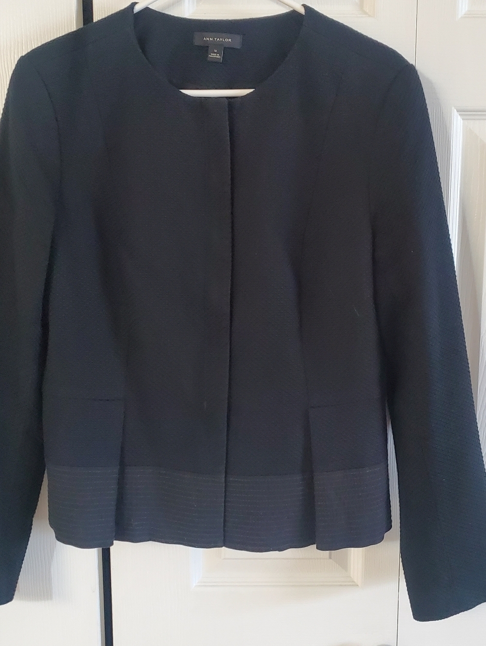 ANN TAYLOR BLAZER. SZ 14. BLACK TEXTURE. ZIP UP LONG SLEEVES. PEPLUM.
